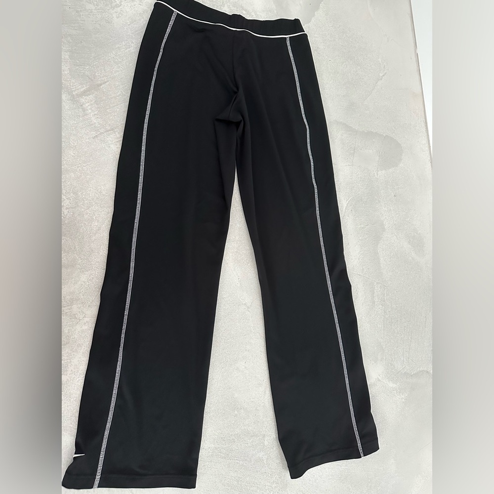 Nike workout pant w/ white stitch piping. Worn but in great condition Size M